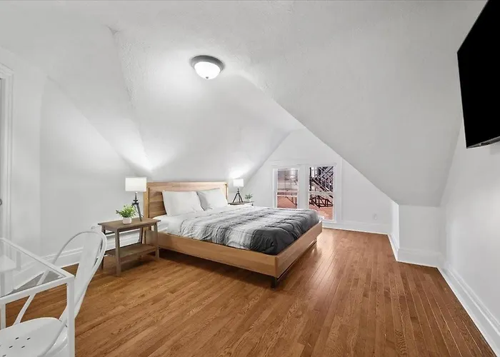 Guest house Bloomfield K With King Bed With Shared Bathroom